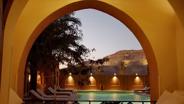 A pool area with lounge chairs and a view of mountains. - Malkata House Ground Floor Suite, Pool & Dine & Tours (Luxor)