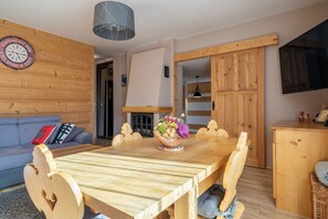 Apartment, 1 Bedroom, Balcony | Living area