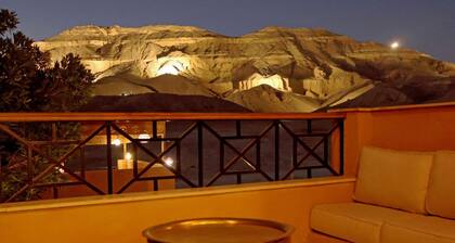 Desert top floor Suite at Malkata House: Pool & Dine