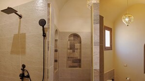 Un baño con ducha, inodoro y lavabo.