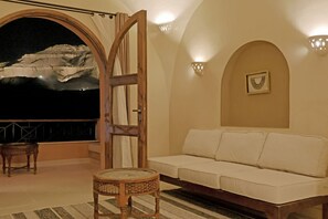 TV - Malkata House Top Floor Suite - Pool & Dine (Luxor)