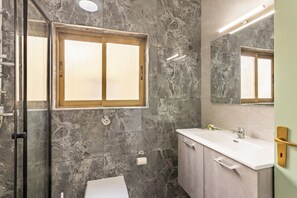 Een douche, handdoeken, zeep, shampoo