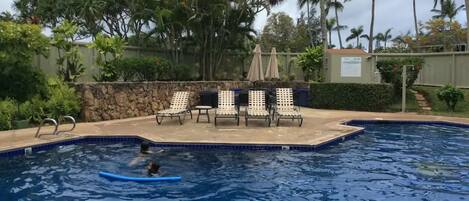 Una piscina al aire libre