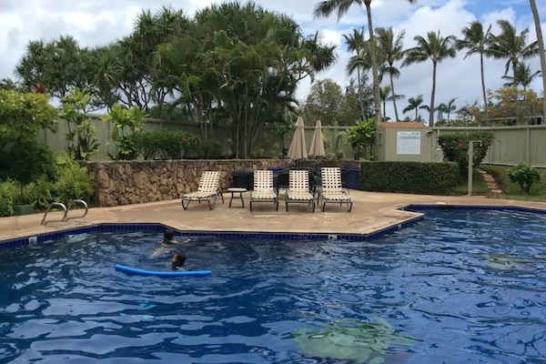 Una piscina al aire libre