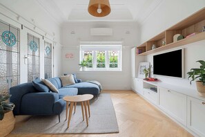 テレビ、暖炉、書庫、書斎 / ワークスペース