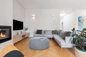 Unclassified image, 3 of 47, button