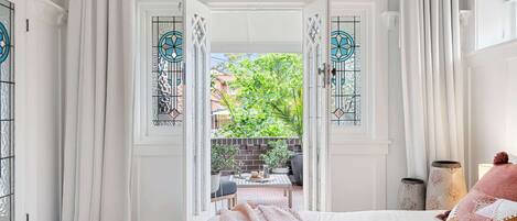 3 chambres, bureau, fer et planche à repasser, lit de bébé portatif