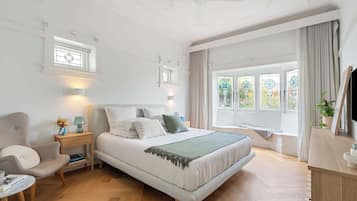 3 bedrooms, desk, iron/ironing board, travel cot