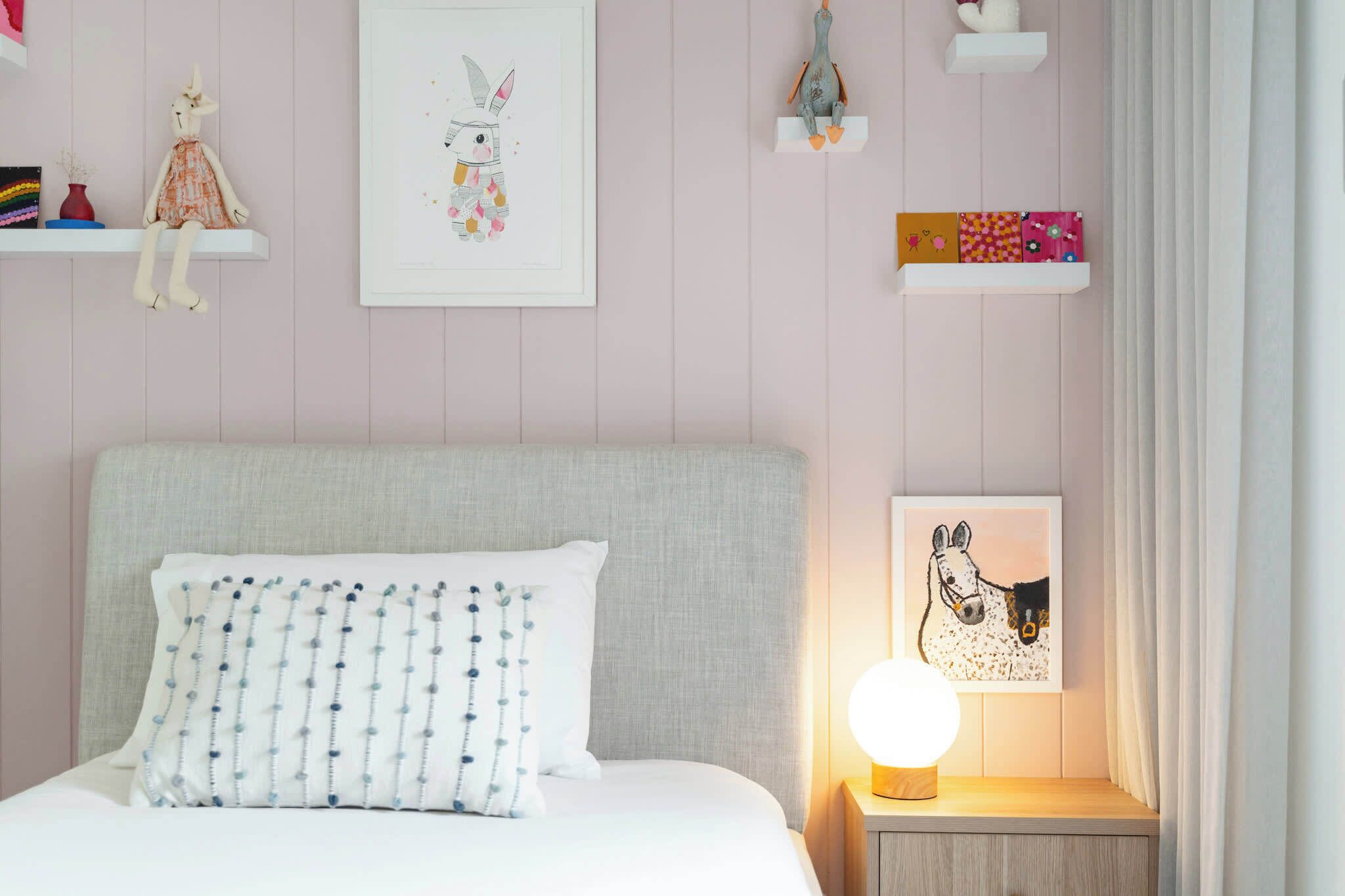 3 soverom, skrivebord, strykejern/-brett og reiseseng for barn