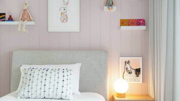 3 soverom, skrivebord, strykejern/-brett og reiseseng for barn