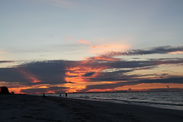 På stranden