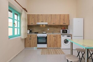 Microwave, oven, stovetop, coffee/tea maker - Rhodes Heaven Rose (53XC+XF2 Malonas, Greece)