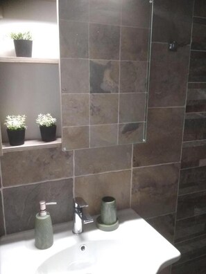 Shower, hair dryer, towels, toilet paper - Rhodes Heaven Rose (53XC+XF2 Malonas, Greece)