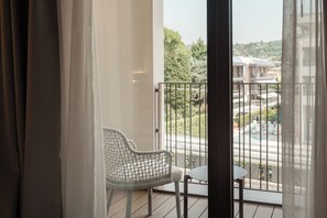 Brankas, meja kerja, ruang kerja ramah laptop, dan tirai kedap cahaya