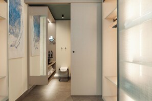 Suite ejecutiva, vista parcial al lago | Caja de seguridad en la habitación y escritorio 