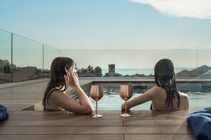 Indoor pool, outdoor pool, open 10:00 AM to 8:00 PM, sun loungers - WANDERLUST HOTEL - Suite & SPA (Bardolino)