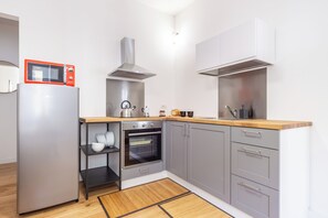 Réfrigérateur, micro-ondes, four, plaque de cuisson