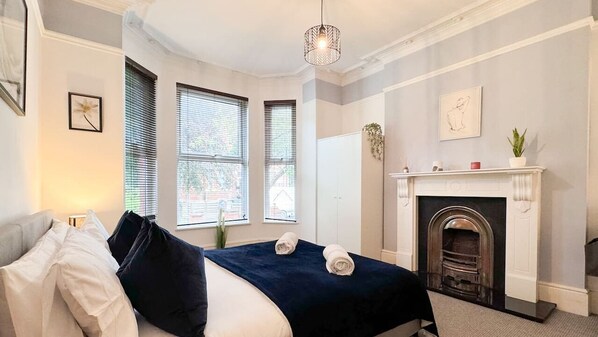 5 bedrooms, desk, iron/ironing board, WiFi