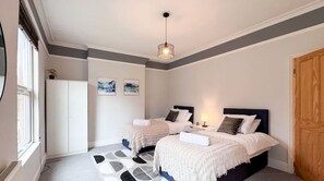 5 habitaciones, escritorio, tabla de planchar con plancha y wifi