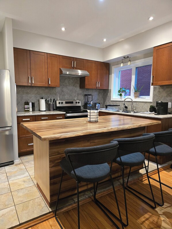 Microwave, oven, stovetop - LeSanctuary: Central/Family & Pet Friendly/FREE Parking (Montréal)
