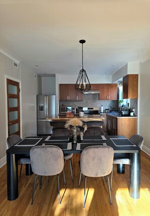 Dining - Charming 2-bedroom, sleeps 6. Central, Family & PetFriendly, FREEParking (Montréal)