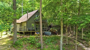 A cabin with a deck, surrounded by trees. - Waterfront Beaver Lake Cabin Retreat (Rogers)