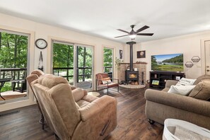 Televisión, chimenea y oficina 