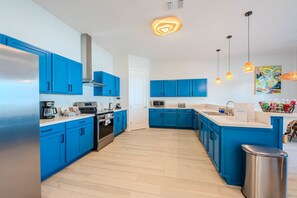 Cafetera/tetera, refrigerador, microondas, horno