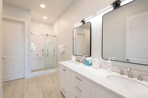 Douche, sèche-cheveux, serviettes fournies