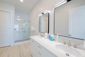 Douche, sèche-cheveux, serviettes fournies