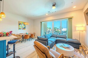 Télévision, livres, espaces bureaux