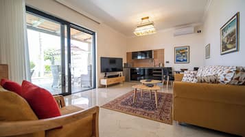 Deluxe Suite, Smoking, Pool View | Living area