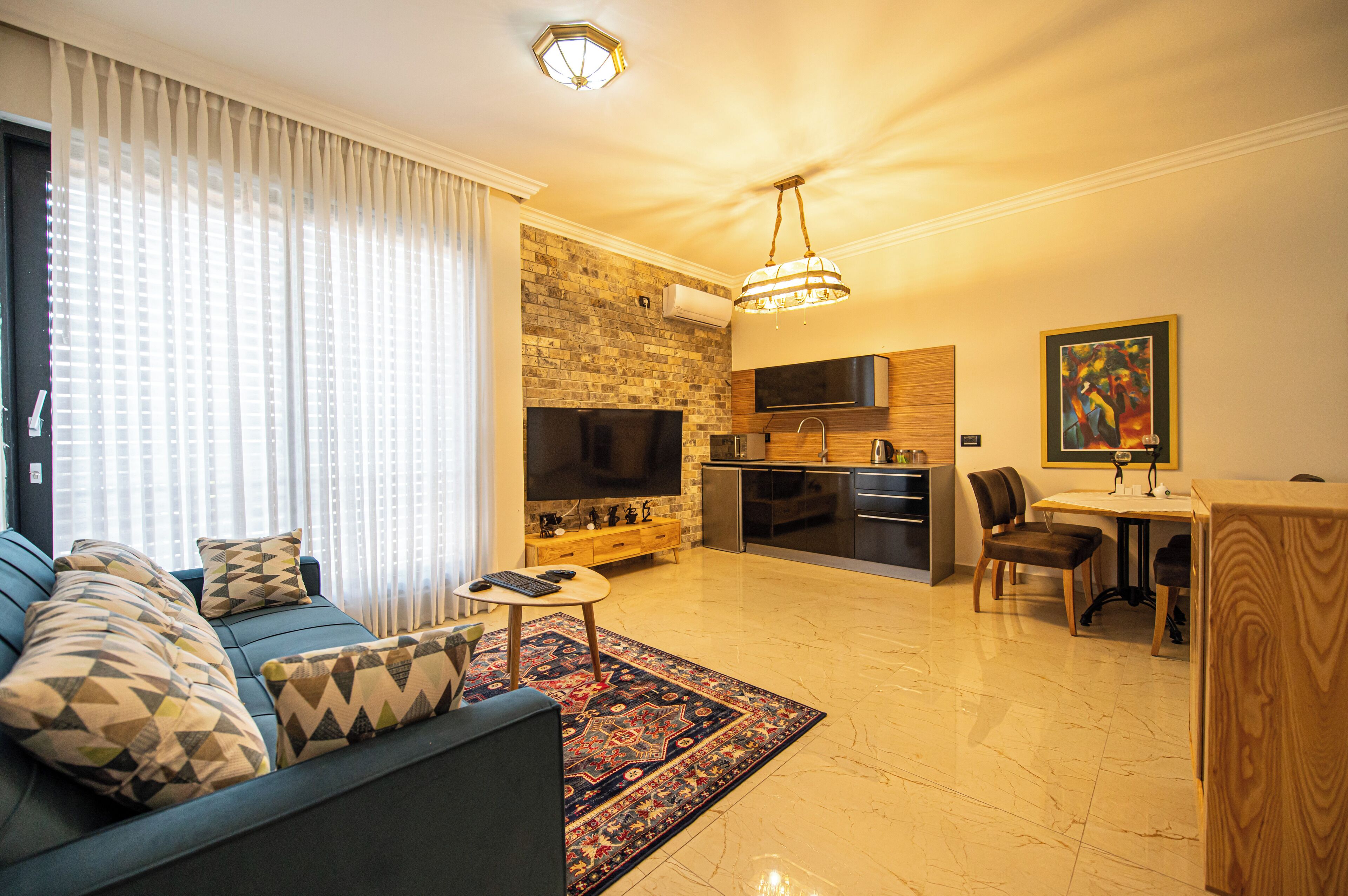 Studio Suite, Garden View | Ruang tamu | 55 inci televisyen LED dengan kabel, pemain DVD, filem tayangan pertama