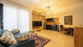 Suite Studio, vue jardin | Coin séjour | Télévision LED de 55 pouces avec chaßnes par cùble, lecteur de DVD