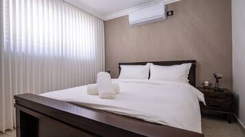 Suite – deluxe, røyk, spabadekar | Dundyner, safe på rommet, skrivebord og skrivebord for bærbar PC