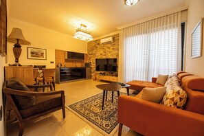 Classic lakosztály, kilátással a kertre | Nappalirész | LED-tévé, DVD-lejátszó, premierfilmek és okoshangszórók