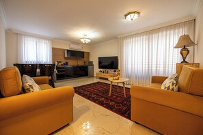 Deluxe lakosztály, dohányzó, pezsgőfürdő | Nappali | LED-tévé, DVD-lejátszó, premierfilmek és okoshangszórók