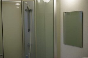 Serviettes fournies, savon, papier toilette