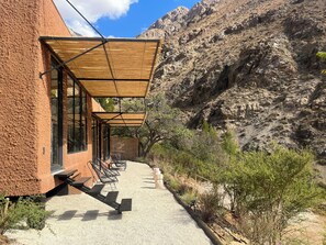 Chambre Familiale, patio, vue montagne | Terrasse/Patio