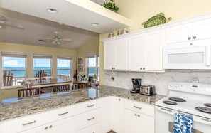 Køleskab, mikrobølgeovn, ovn, kogeplade