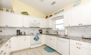 Køleskab, mikrobølgeovn, ovn, kogeplade