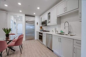 Fridge, microwave, oven, stovetop - NEW* Townhouse-Parks-Beach-Boardwalk-Bay (San Diego)