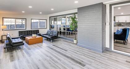 Mission Valley Home: 5 Mi to Sdsu Campus