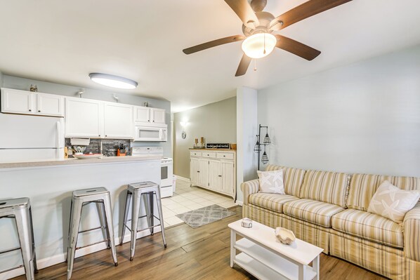 Apartment (1 Bedroom) | Private kitchen | Microwave, oven, stovetop, blender