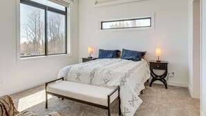 A bedroom with a bed, two bedside tables, a bench, a ceiling fan, and a window with a view of trees. - 3 Mi to Fairplay Beach: Mountain Getaway (Fairplay)