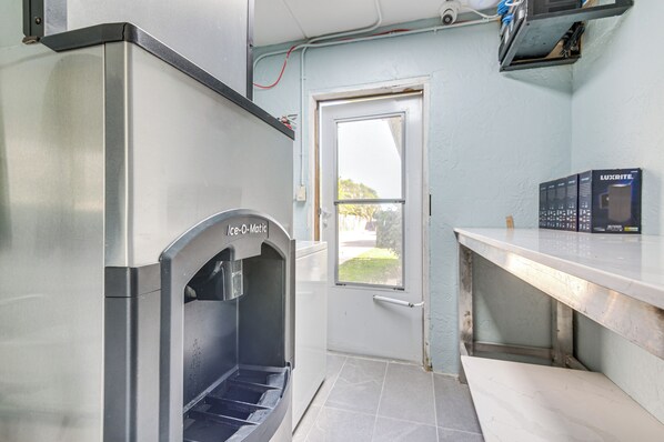 Interior - Riverfront Unit w/ Shared Pool & Dock in Melbourne (Melbourne)