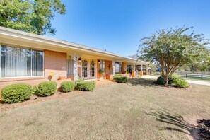 Interior - Fire Pit & Patios: Peaceful Alto Getaway! (Alto)