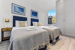 3 bedrooms, iron/ironing board, travel crib, WiFi - Huge, Brand-New Flat for Friends & Families! (London)