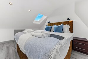 3 bedrooms, iron/ironing board, travel crib, WiFi - Huge, Brand-New Flat for Friends & Families! (London)