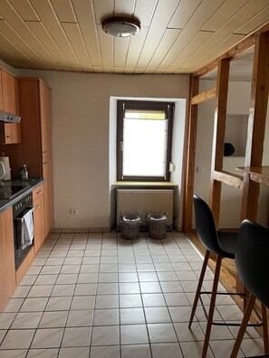 Réfrigérateur, surface de cuisson, lave-vaisselle, cafetière-théière